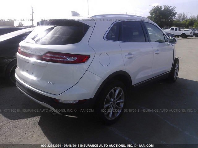 5LMCJ2C9XHUL27583 - 2017 LINCOLN MKC SELECT WHITE photo 4