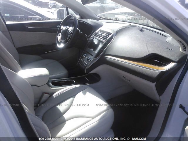 5LMCJ2C9XHUL27583 - 2017 LINCOLN MKC SELECT თეთრი ფოტო 5