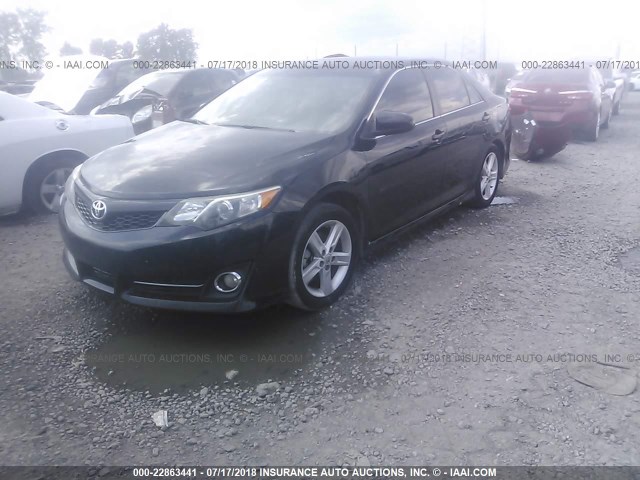 4T1BF1FK3EU317157 - 2014 TOYOTA CAMRY L/SE/LE/XLE შავი ფოტო 2
