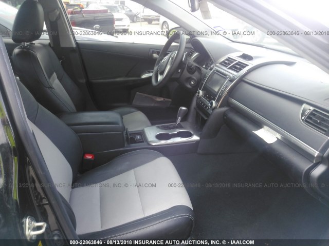 4T1BF1FK5EU371818 - 2014 TOYOTA CAMRY L/SE/LE/XLE შავი ფოტო 5