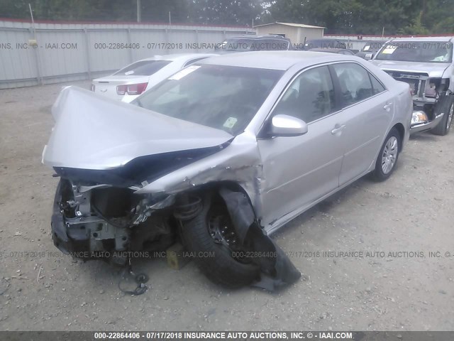 4T4BF1FK0ER418372 - 2014 TOYOTA CAMRY L/SE/LE/XLE SILVER photo 2