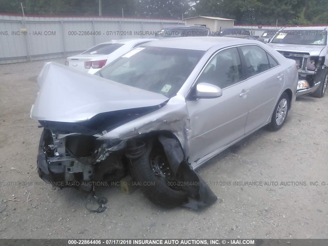 4T4BF1FK0ER418372 - 2014 TOYOTA CAMRY L/SE/LE/XLE Gümüş foto 2