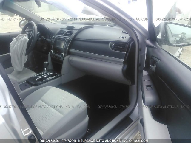 4T4BF1FK0ER418372 - 2014 TOYOTA CAMRY L/SE/LE/XLE SILVER photo 5