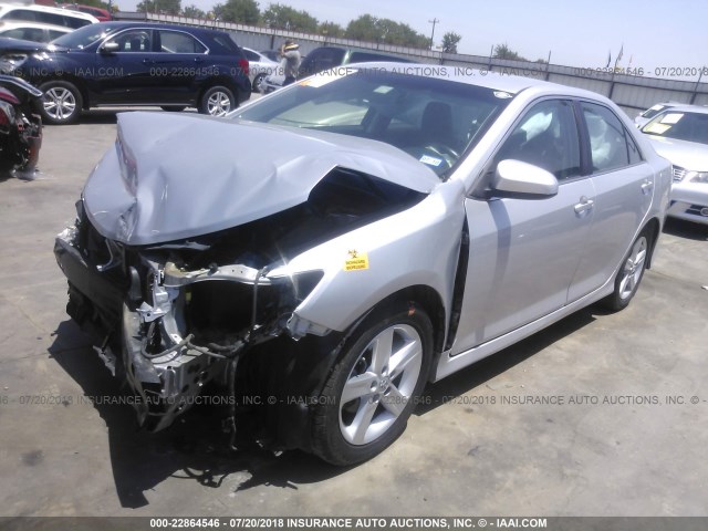 4T1BF1FK3DU269738 - 2013 TOYOTA CAMRY L/SE/LE/XLE Gümüş foto 2