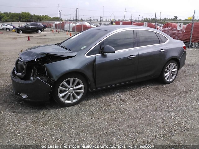 1G4PP5SK2D4127624 - 2013 BUICK VERANO ნაცრისფერი ფოტო 2