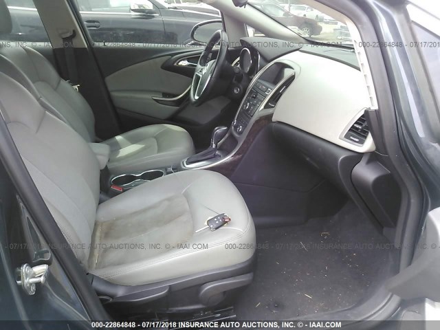 1G4PP5SK2D4127624 - 2013 BUICK VERANO ნაცრისფერი ფოტო 5