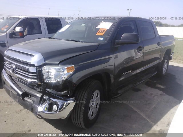 5TFEM5F19GX106441 - 2016 TOYOTA TUNDRA CREWMAX SR5 GRAY photo 2