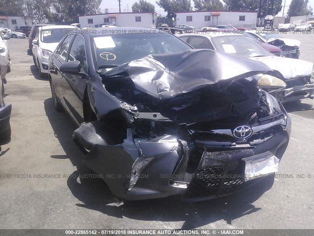 4T1BF1FK0GU595517 - 2016 TOYOTA CAMRY LE/XLE/SE/XSE 灰色 照片 1