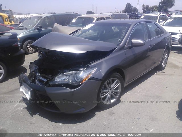 4T1BF1FK0GU595517 - 2016 TOYOTA CAMRY LE/XLE/SE/XSE 灰色 照片 2