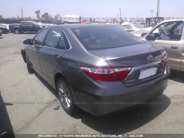 4T1BF1FK0GU595517 - 2016 TOYOTA CAMRY LE/XLE/SE/XSE 灰色 照片 3