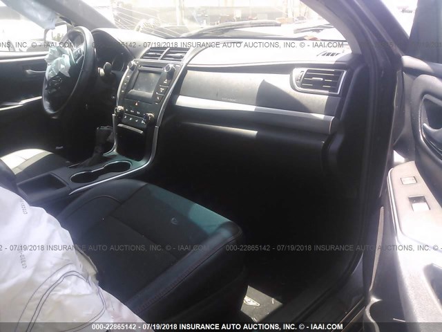 4T1BF1FK0GU595517 - 2016 TOYOTA CAMRY LE/XLE/SE/XSE 灰色 照片 5