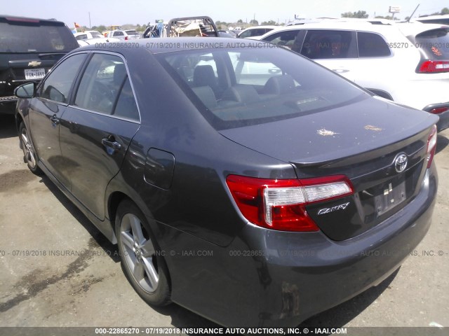 4T1BF1FK8CU111331 - 2012 TOYOTA CAMRY SE/LE/XLE 灰色 照片 3