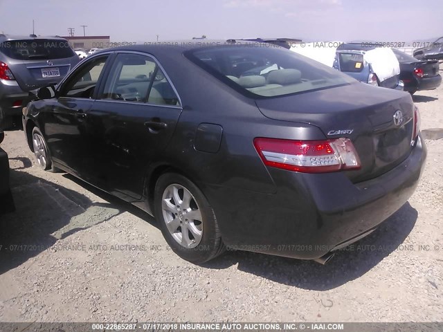 4T1BK3EK6BU628621 - 2011 TOYOTA CAMRY SE/LE/XLE ნაცრისფერი ფოტო 3