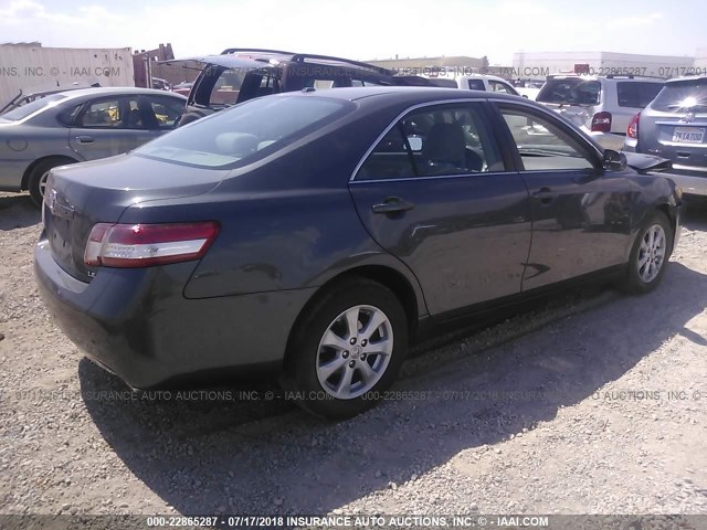 4T1BK3EK6BU628621 - 2011 TOYOTA CAMRY SE/LE/XLE ნაცრისფერი ფოტო 4