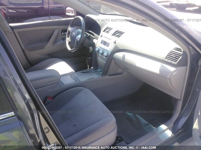 4T1BK3EK6BU628621 - 2011 TOYOTA CAMRY SE/LE/XLE ნაცრისფერი ფოტო 5