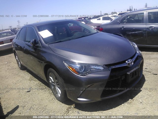 4T1BF1FK6GU203866 - 2016 TOYOTA CAMRY LE/XLE/SE/XSE 灰色 照片 1