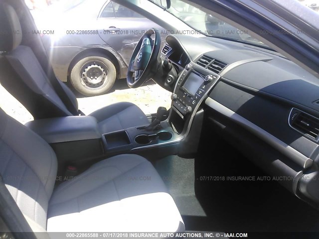 4T1BF1FK6GU203866 - 2016 TOYOTA CAMRY LE/XLE/SE/XSE 灰色 照片 5