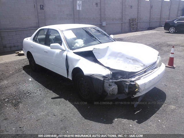 4T1BF12K6TU864071 - 1996 TOYOTA CAMRY LE/XLE/SE WHITE photo 1
