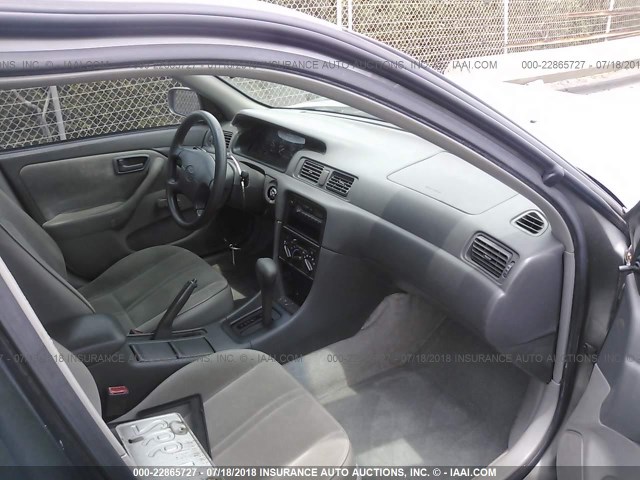 4T1BG22K0VU163564 - 1997 TOYOTA CAMRY CE/LE/XLE GRAY photo 5