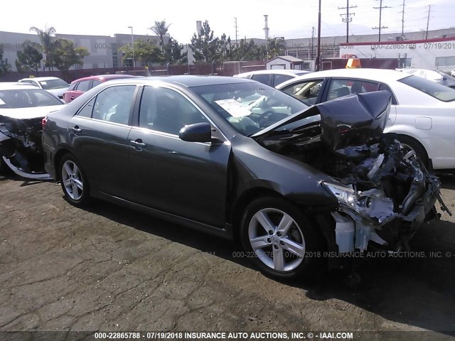 4T1BF1FK4EU749692 - 2014 TOYOTA CAMRY L/SE/LE/XLE 灰色 照片 1