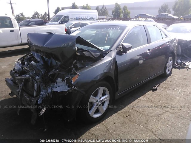 4T1BF1FK4EU749692 - 2014 TOYOTA CAMRY L/SE/LE/XLE 灰色 照片 2