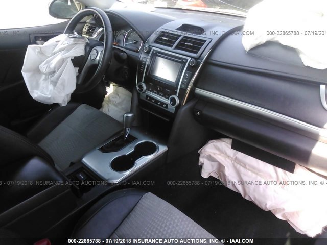 4T1BF1FK4EU749692 - 2014 TOYOTA CAMRY L/SE/LE/XLE 灰色 照片 5