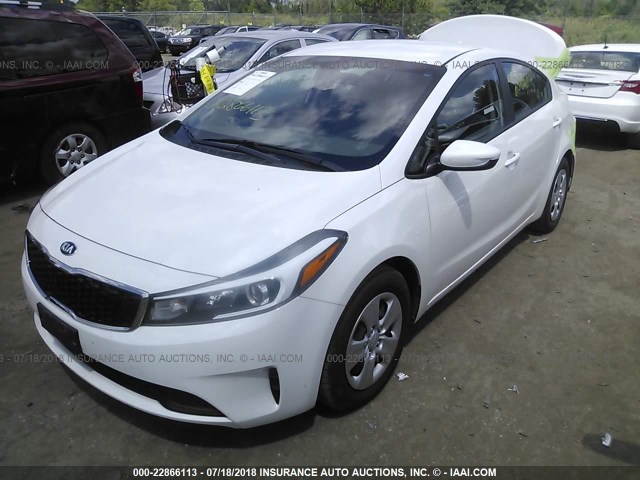 3KPFL4A70HE157194 - 2017 KIA FORTE LX/S WHITE photo 2