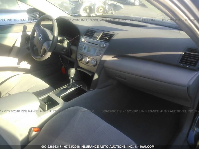 4T4BF3EK2BR153950 - 2011 TOYOTA CAMRY SE/LE/XLE GRAY photo 5