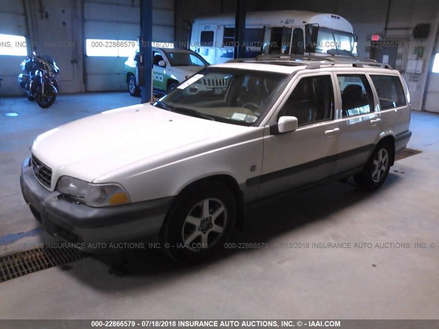 YV1LZ56D1X2564405 - 1999 VOLVO V70 XC WHITE photo 2