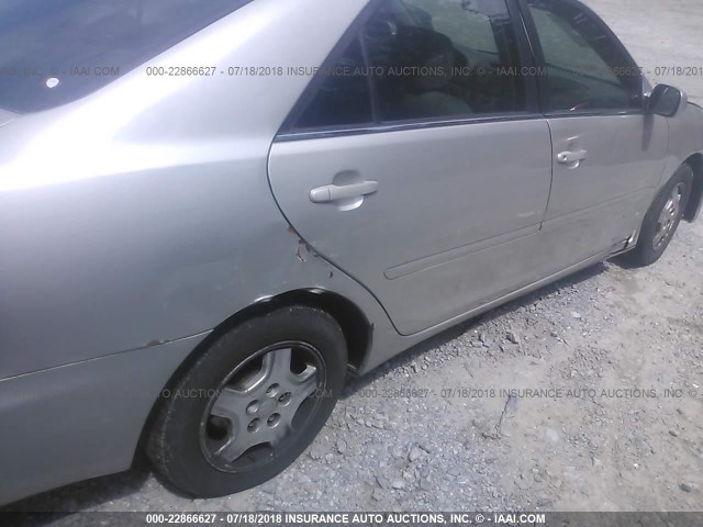 4T1BF30K12U525134 - 2002 TOYOTA CAMRY LE/XLE/SE 银色 照片 6