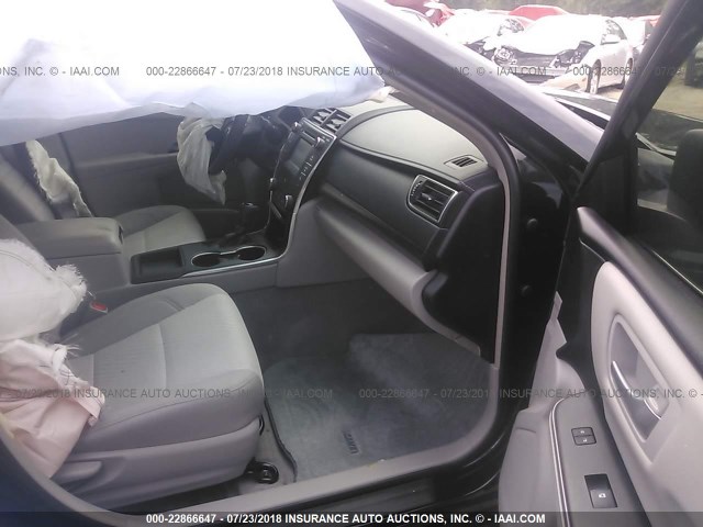 4T1BF1FK1HU413728 - 2017 TOYOTA CAMRY LE/XLE/SE/XSE 黑色 照片 5
