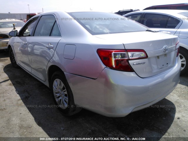 4T4BF1FK7ER344254 - 2014 TOYOTA CAMRY L/SE/LE/XLE SILVER photo 3