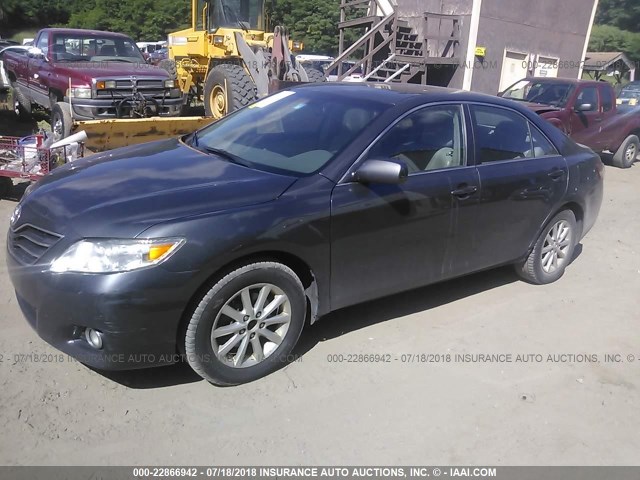 4T1BK3EK5BU124982 - 2011 TOYOTA CAMRY SE/LE/XLE ნაცრისფერი ფოტო 2