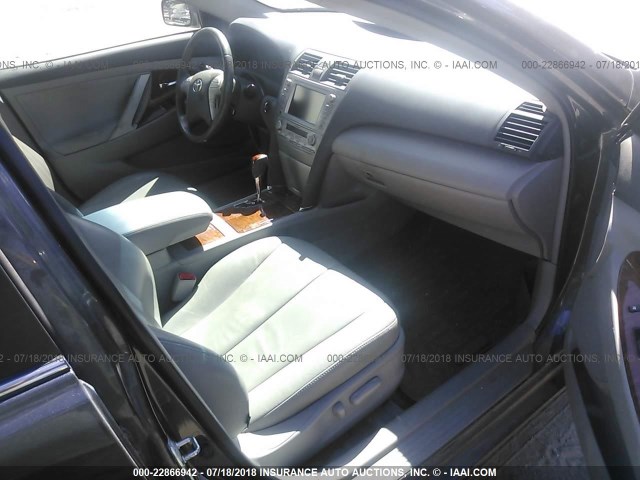 4T1BK3EK5BU124982 - 2011 TOYOTA CAMRY SE/LE/XLE ნაცრისფერი ფოტო 5