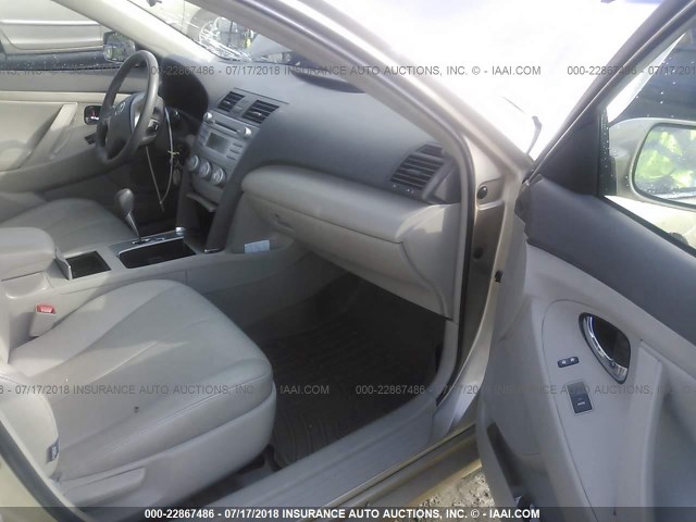 4T1BF3EK1BU717193 - 2011 TOYOTA CAMRY SE/LE/XLE ოქროსფერი ფოტო 5