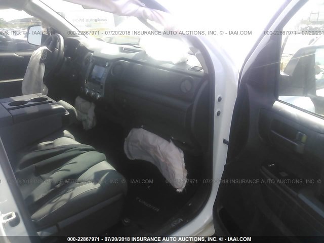 5TFUM5F19HX069808 - 2017 TOYOTA TUNDRA DOUBLE CAB SR/SR5 WHITE photo 5