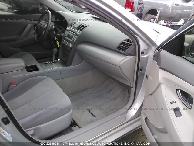 4T1BE46K99U292906 - 2009 TOYOTA CAMRY SE/LE/XLE SILVER photo 5