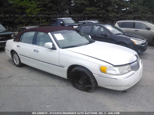 1LNFM82W0WY622022 - 1998 LINCOLN TOWN CAR SIGNATURE WHITE photo 1