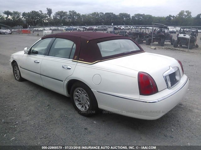 1LNFM82W0WY622022 - 1998 LINCOLN TOWN CAR SIGNATURE WHITE photo 3