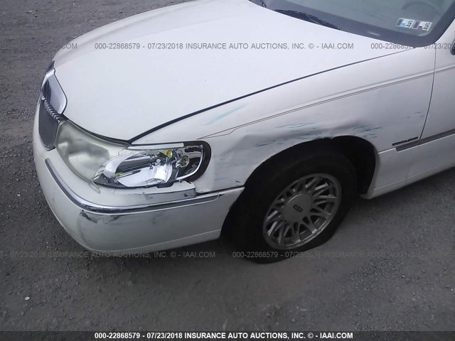 1LNFM82W0WY622022 - 1998 LINCOLN TOWN CAR SIGNATURE WHITE photo 6