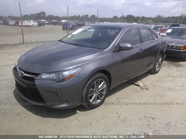 4T1BF1FK6HU734065 - 2017 TOYOTA CAMRY LE/XLE/SE/XSE GRAY photo 2