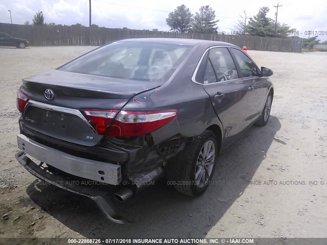 4T1BF1FK6HU734065 - 2017 TOYOTA CAMRY LE/XLE/SE/XSE GRAY photo 4