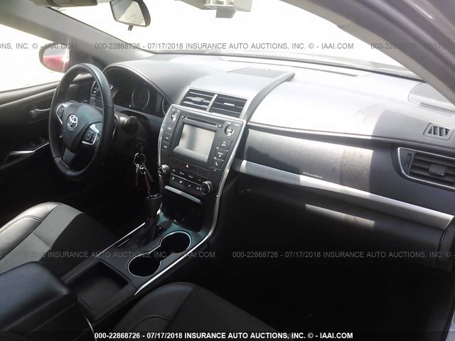 4T1BF1FK6HU734065 - 2017 TOYOTA CAMRY LE/XLE/SE/XSE GRAY photo 5