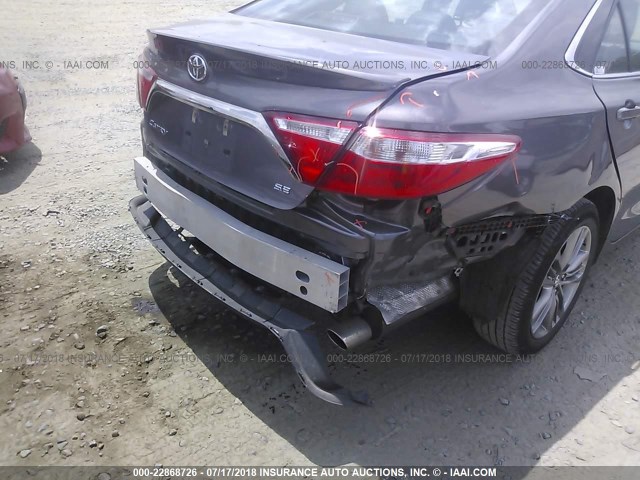 4T1BF1FK6HU734065 - 2017 TOYOTA CAMRY LE/XLE/SE/XSE GRAY photo 6