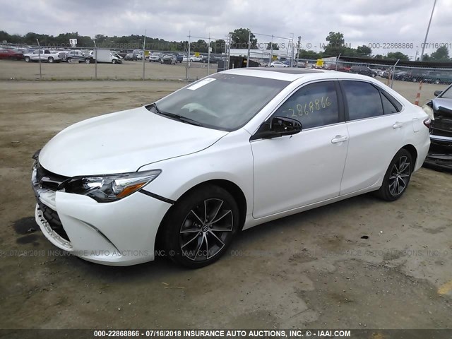 4T1BF1FK5HU632272 - 2017 TOYOTA CAMRY LE/XLE/SE/XSE WHITE photo 2