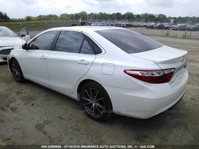 4T1BF1FK5HU632272 - 2017 TOYOTA CAMRY LE/XLE/SE/XSE WHITE photo 3