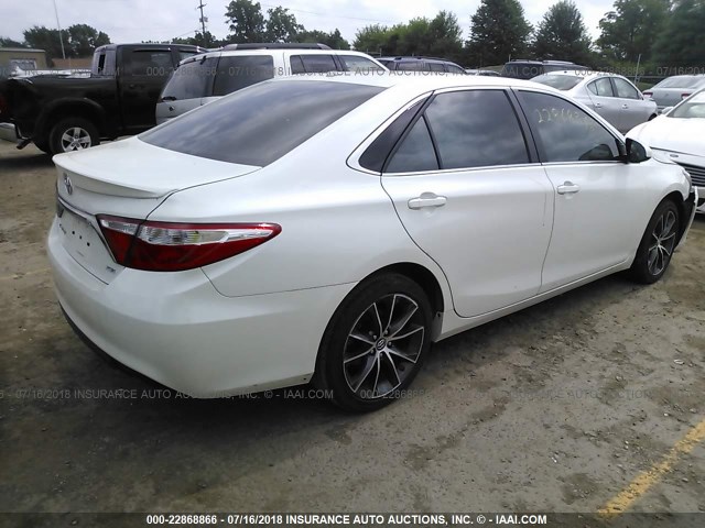 4T1BF1FK5HU632272 - 2017 TOYOTA CAMRY LE/XLE/SE/XSE WHITE photo 4