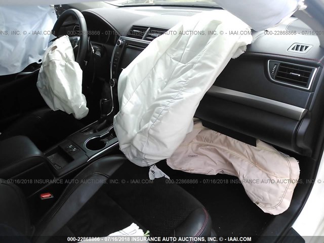 4T1BF1FK5HU632272 - 2017 TOYOTA CAMRY LE/XLE/SE/XSE WHITE photo 5