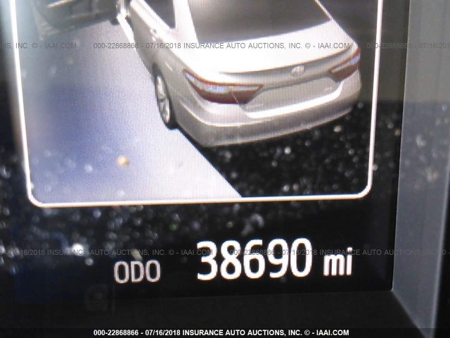 4T1BF1FK5HU632272 - 2017 TOYOTA CAMRY LE/XLE/SE/XSE WHITE photo 7