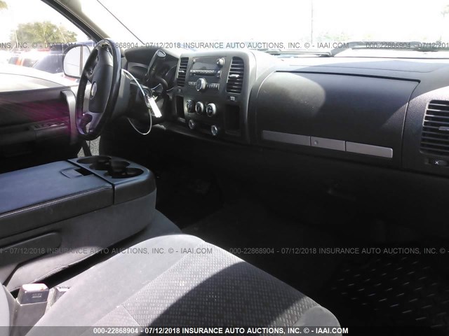 2GCEC19J081215571 - 2008 CHEVROLET SILVERADO C1500 WHITE photo 5